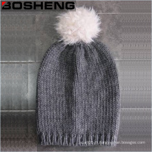 Chapeau en tricot gris gris d&#39;hiver mignon avec POM blanc